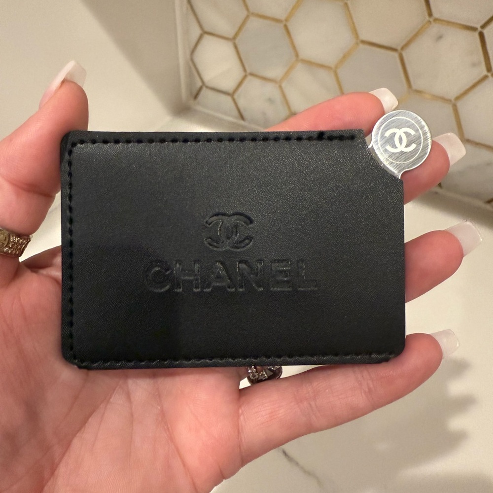 New CHANEL Black Leather Card Case with mirror - Picture 10 of 10